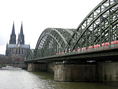 ケルン大聖堂を望む鉄橋