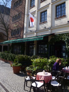 ライン川沿いのレストラン、日本の国旗を掲揚